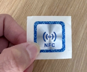Thẻ NFC: Thẻ dán chip NFC màu trắng bạc hoa văn xanh (5572)